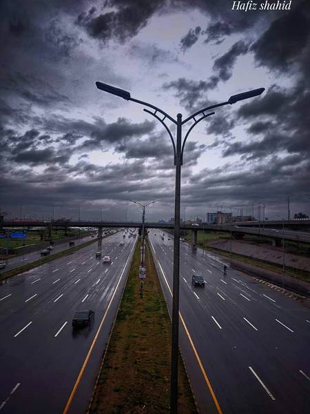 اپنی ہر بوند میں تیری یاد کے لذت لے کر 

بارشیں آگ لگانے کا ہنر لائی ہیں 
ISB weather👌🔥