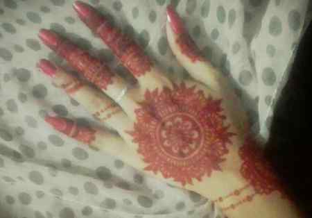 Ye wali mehndi kesi h lrkio ...🤔