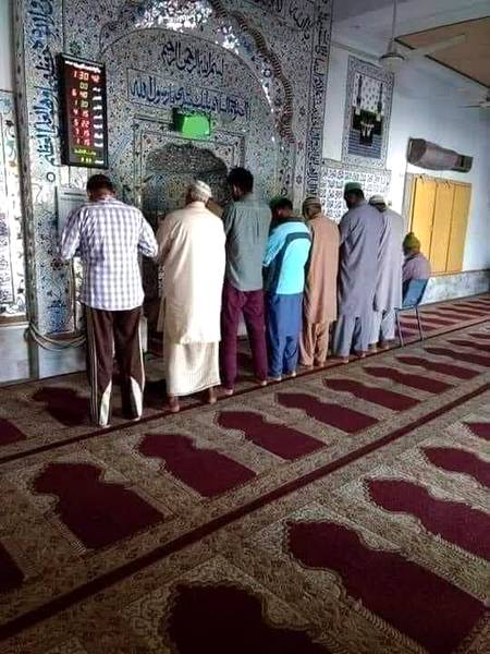 نماز میں ایک صف مکمل نہیں ہوتی
مگر سورج نکلتے ہی سوشل میڈیا دیندار لوگوں سے بھر جاتا ہے
کڑوی بات