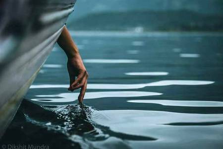 میں ہوا کی طرح اکیلا ہوں
وقت کے اِس کُھلے سمندر میں