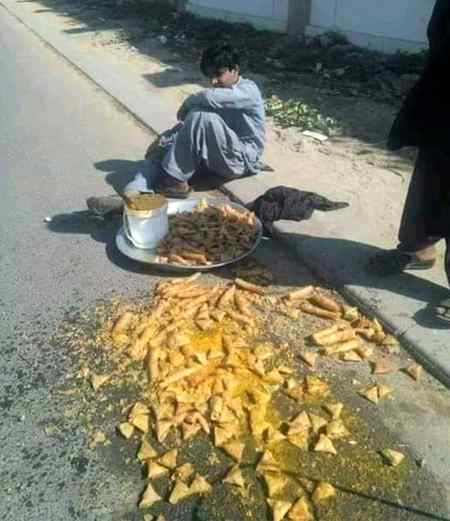 میرے گزارش ہے کہ پولیس اپنا کام اخلاق کے دائرے میں رہتے ھوئے کرے! کسی غریب کے پیٹ کو لات مار کر تم کرونہ سے بچو نہ بچو پر خدا کے عزاب سے نہیں بچو گے۔۔🙏☹