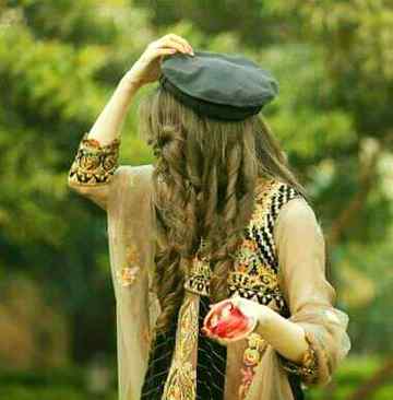 برسوں بعد اس شخص سے ملنے کے لیۓ
آٸینہ دیکھا گیا ،، بال سنوارے گئے ❤😌