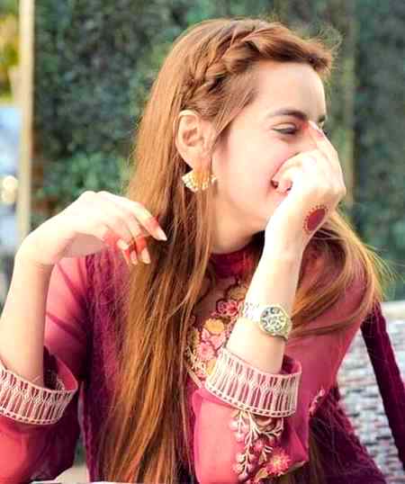 جس بات پر مر جانا چاہئے''
اس بات پر بھی ہنس دیتی ہوں''