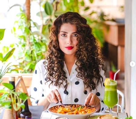 Ayeza Khan's New curly hair look!
