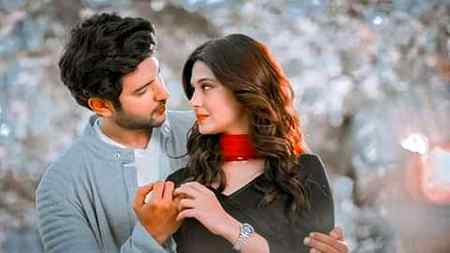 ہم جو چلتے ھیں تیرے عشق کے انگاروں پر

سنو پاؤں تو جلتے ھیں مگر دل کو قرار آتا ھے