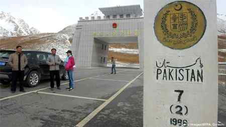 بلند ترین مقام پر اے ٹی ايم
دنيا بھر ميں سب سے زيادہ اونچائی پر اے ٹی ايم مشين پاکستان ميں ہے۔ گلگت بلتستان ميں خنجراب پاس پر سطح سمندر سے 15,300 فٹ يا 4,693 ميٹر کی بلندی پر واقع نيشنل بينک آف پاکستان کے اے ٹی ايم کو دنيا کا اونچا اے ٹی ايم ہونے کا اعزاز حاصل ہے۔