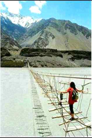 سُناھے تیرے شہر میں وفا مِلتی ھے.a1ٹُوٹے ہوئے دِلوں کی دُعا مِلتی ھے.n1بَس یہی سُن کر آئے تھے تیرے شہر میں.i1مَگر یہاں تو دِل لگانے کی بھی سزا مِلتی ھے.j5ا