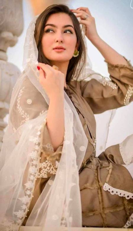 گاؤں میں وبا کے خاتمے کے لیے
حسن چھوڑا گیا ھے گلیوں میں

🍁