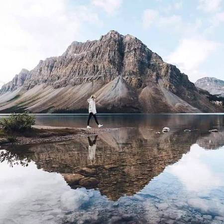 اسے کہنا صدا موسم بہاروں کے نہیں رہتے 
سبھی پتے بکھرتے ہیں ہوا جب رقص کرتی ہے