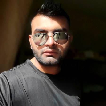 کون کہتا ہے تیری یاد میں پاگل ہوں میں؟
آج کچھ وقت نکالا ,میں نے کنگھی کر لی.