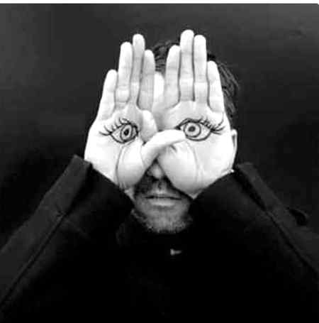 ❣️ اپنی *آنکھیں* ہتھیلی پہ لئے پھرتا ہے۔۔۔! ایسا کرتا ھے فقط *ہجر* کا مارا کوئی...!