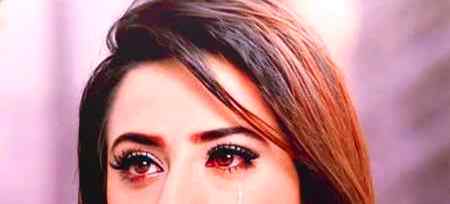 میری آنکھیں بھی مجھ سے سوال کرنے لگی ہیں ..کیا ھے اس شخص میں ایسا.. جس کی وجہ سے تم ہمیں روز جگایا کرتے ہو