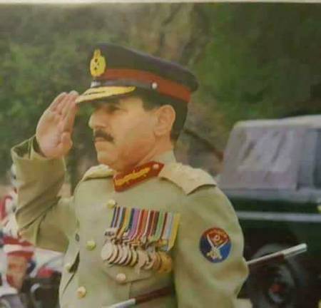 جنرل مقصود عباسی.کی آخری گفتگو
یہ وہ عظیم انسان ہیں جنکو علاج کے لیئے ڈاکٹرز کی جانب سے امریکہ بھیجنے کی تجویز دی گئی مگر پاک فوج کے اس جرنیل نے یہ کہہ کر امریکہ میں علاج کے لیئے جانے سے انکار کردیا کہ میں افواج پاکستان میں اہم ذمہ داریوں پر تعینات رہا ہوں میرے سینے میں دفاع وطن کے اہم راز ہیں اور جب امریکہ علاج کے لیئے جاوں گا تو وہاں ادویات کے اثرات سے میری دھرتی کے اہم راز مجھ سے افشا ہوسکتے ہیں میں نہیں چاہتا کہ میں اپنی جان کے عوض اپنی دھرتی کے راز افشاء کروں اور یوں انہوں نے خدا کی جانب سے دی ہوئی سانسیں پاک سرزمین پر پوری کیں ۔ ایسے عظیم انسان قوموں اور نسلوں کے لیئے مثال ہوتے ہیں ۔اور ہمیشہ فوج میں اصولی زندگئ گزاری نہ کسی کی سفارش کی نہ ہی کبھی میرٹ کی خلافورزی اور نہ ہی کسی اپنے کو نوازا ۔ اللہ تعالی انکی مغفرت کرے لواحقین کو صبر