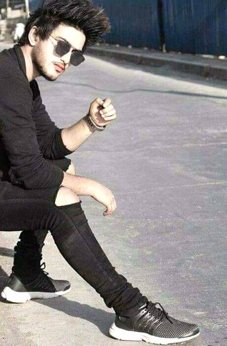 *میں نے کچھ لمحے خاموش رہ کر دیکھا ہے❣* ..!!

*میرا نام تک بھول گئے میرے ساتھ چلنے والے❣* ..!!!!