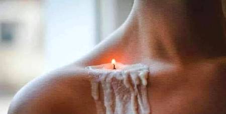 ﺑﻌﺾ ﺍﻭﻗﺎﺕ ﻃﺒﯿﻌﯿﺖ ﺍﭘﻨﯽ ﺍﯾﺴﯽ ﺑﮭﺎﺭﯼ ﮨﻮ ﺟﺎﺗﯽ ﮨﮯ
ﮐﻮﺋﯽ ﮨﻨﺲ ﮐﺮ ﺑﺎﺕ ﮐﺮﮮ ﺗﻮ ﺩﻝ ﺁﺯﺍﺭﯼ ﮨﻮ ﺟﺎﺗﯽ ﮨﮯ
ﭘﮩﻠﮯ ﭘﮩﻞ ﮨﻢ ﺍﯾﮏ ﺑﺪﻥ ﻣﯿﮟ ﺷﻮﻕ ﺳﮯ ﺁﮒ ﺟﻼ ﺩﯾﺘﮯ ﮨﯿﮟ
ﺑﻌﺪ ﻣﯿﮟ ﺁﮒ ﺟﻼﺋﮯ ﺭﮐﮭﻨﺎ ﺫﻣﮧ ﺩﺍﺭﯼ ﮨﻮ ﺟﺎﺗﯽ ﮨﮯ