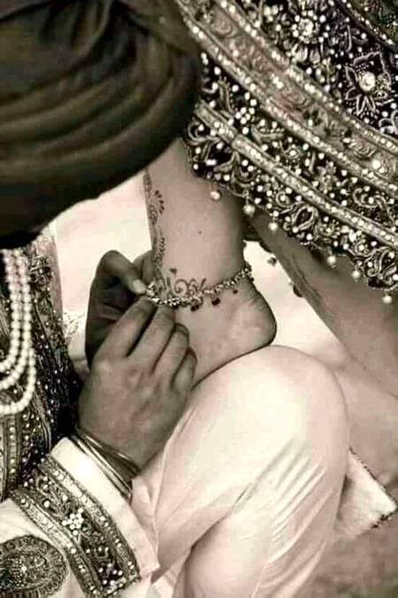 چھوئے تو نہیں کبھی کسی کے پاؤں میں نے
وہ پائل باندھنے کا جو بولے تو سوچا جا سکتا ہے...