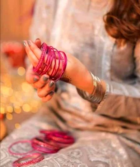 اپنی مٹھی میں چھپا کر کسی
 جگنو کیطرح

ہم تیرے نام کو چپکے سے پڑھا کرتے ہیں

❤💕