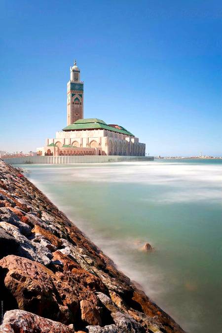 The Hussan Mosque is a mosque in Casablanca,Morocco .it is the largest Mosque in the country and the 7th largest Mosque in the world.its Minaret is the world's tallest at 210 metress.💕💕