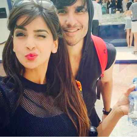 Saba kamar pic with feroz khan🔥