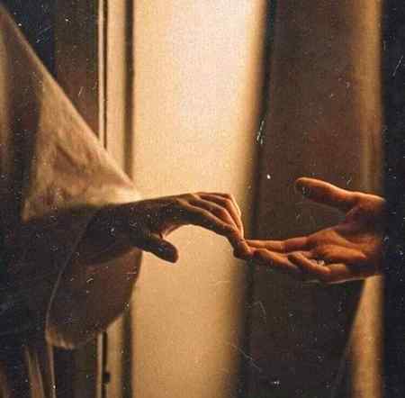 محبت کسی کو چھوڑنے کی ننانوے مضبوط وجوہات رکھتے ہوئے بھی ایک کمزور جواز پر ساتھ رہنےکا نام ہے❣