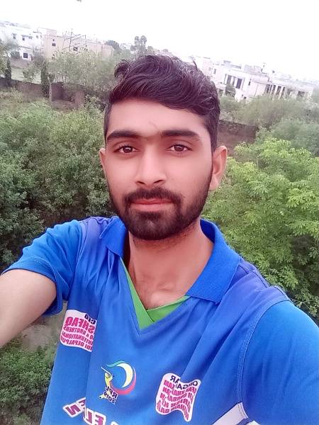 لبوں پہ آئی تھی ایک بات حرف حق بن کر
خبر یہ پھیلی جہاں میں کہ زباں دراز ہیں ہم