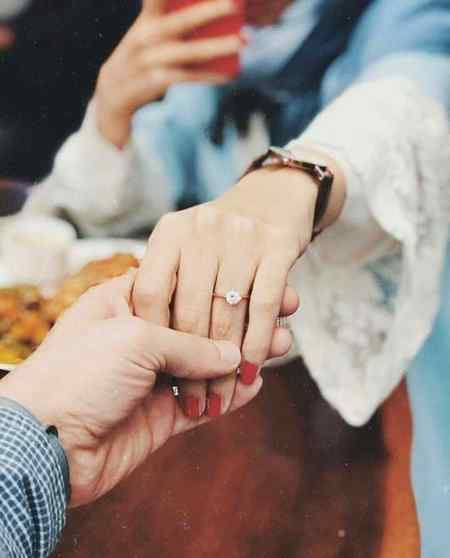 محبت میں مبتلا شخص کے نزدیک دنیا کی آبادی صرف ایک شخص ہوتا ہے۔۔۔❤