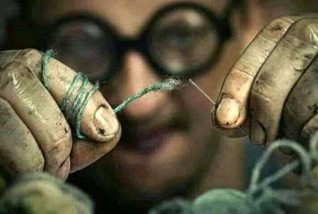 ﺍﭘﻨﮯﺯﺧﻤﻮﮞ ﮐﻮ ﺧﻮﺩ ﮨﯽ ﺭﻓﻮ ﮐﺮﺗﺎ ﮨﻮﮞ
ﺗﻢ ﺯﺭﺍ ﺩﺭﺩ ﮐﺎ ﺩﮬﺎﮔﮧ ﭘﺮﻭ ﺩﻭ