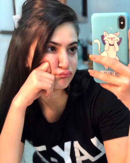 ﺟﺴﮯ ﭘﻮﭼﮭﻮ ﻭﮦ ﺳﻨﮕﻞ
ﺑﻨﺪﺍ ﺟﻮﺗﯽ ﻣﺎﺭ ﮐﮯ ﭘﻮﭼﮭﮯ
ﺑﺎﺗﯿﮟ ﺳﺎﺭﯼ ﺭﺍﺕ ﮐﻤﺒﮭﮯ ﻧﺎﻝ ﮐﺮ ﺩﮮ ﺍﻭ