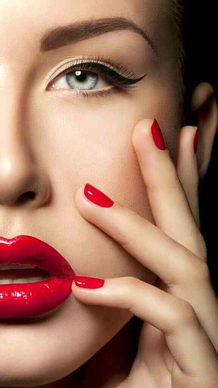 تم نے سمجھا هی نہیں آنکھ میں ٹھہرے دکھ کو 
تم بھی هنستی هوئی تصویر پہ مر جاتے هو