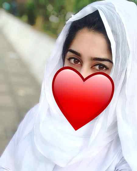 آ دیکھ میری آنکھوں میں حسرتوں کے نقوش__

خوابوں میں بھی تیرے ملنے کی دعا کرتے ہیں__!