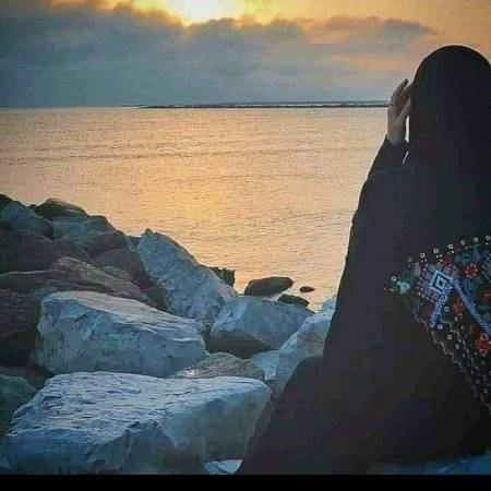 کبھی کبھی دل چاہتا ہے کہ اتنی خاموش ہوجاؤں کہ میری خاموشی شور مچادے ۔۔۔