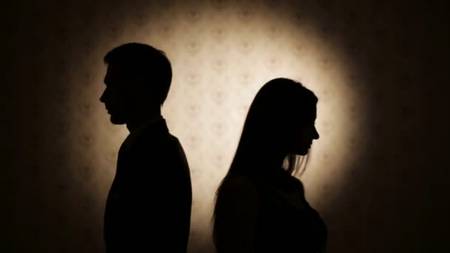 گزشتہ سال بھی یہ دن اُداس گزرے تھے..

ہمارے بیچ کسی بات پہ لڑائی تھی..