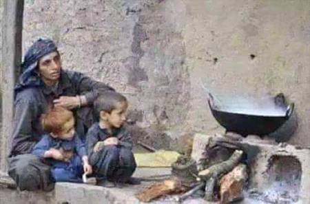 یہ تسلی ہـے جو بچـوں کو دلا رکھی ہـے

ورنہ چـولہے پہ فقط ایک دُعـا رکھی ہـے 😢