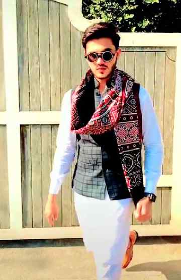 واہ غالب تیرے عشق کے فتوے بھی نرالے ہیں💕
وہ دیکھیں تو ادا____هم دیکھیں تو گناہ۔