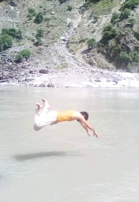 پیٹرول نہ ہونے کی صورت میں لوگ ہوا میں اڑتے ہوے