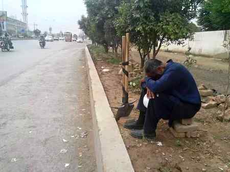 *پاکستان میں ایک طبقہ ایسا ہے جنہیں وائرس کا خوف نہیں بلکہ بچوں کے بھوکے رہ جانے کا خوف ستائے جا رہا ہے۔*
 *یا اللہ رحم کر 😢*