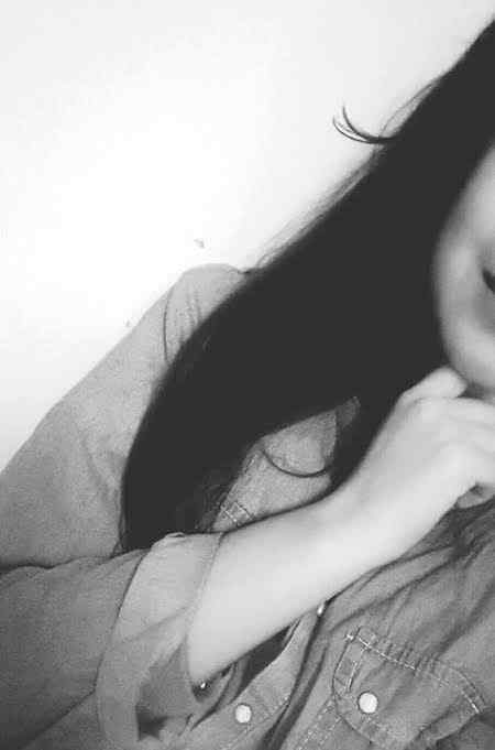 ایک سوال__✍️
جب آپ اداس ہوتے ہیں تو کیا کرتے ہیں___🙁🥀
میں: اکیلی بیٹھ کر گانے سنتی ہوں_🌚🎶