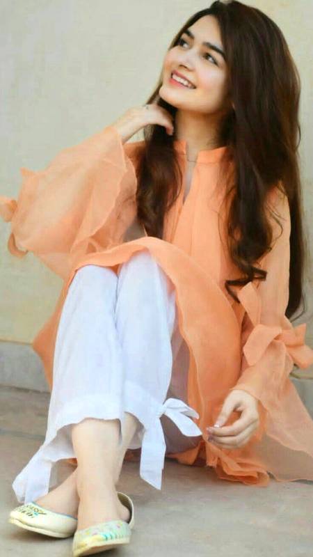 ہزاروں کام ہیں جو مجھے مصروف رکھتے ہیں_
مگر وہ شخص ایسا ہے کہ پھر بھی یاد آتا ہے