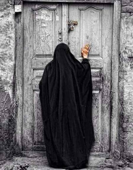 ماں جی نے ہمسائیوں کے دروازے پر دستک دی اور ان سے نمک مانگ لیا ،بیٹا یہ منظر دیکھ رہا تھا کہنے لگا امی کل ہی تو میں نمک بازار سے لے آیا تھا پھر یہ ہمسائیوں کے دروازے 
پر جانے کی کیا ضرورت تھی.

ماں جی کہنے لگی بیٹا ہمارے ہمسائے غریب ہیں وہ وقتا فوقتا ہم سے کچھ نہ کچھ مانگتے رہتے ہیں مجھے معلوم ہے کہ ہمارے کچن میں نمک موجود ہے لیکن میں نے ان سے 
نمک اس لئے مانگ لی تاکہ وہ ہم سے کچھ مانگتے ہوئے  ہچکچاہٹ اور شرمندگی محسوس نہ کرے بلکہ وہ یہ سمجھیں کہ ہمسائیوں سے حسب ضرورت چیزیں مانگی جا سکتی ہیں،یہ ہمسائیوں کے حقوق میں سے ہے.

خوبصورت معاشرے ایسی ماوں سے تشکیل پاتے ہیں.
