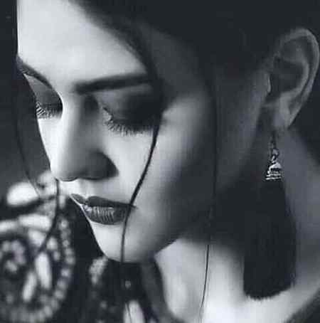 کوئی فلسفہ نہیں عشق کا_
جہاں دل جھکا وہیں سر جھکا_
بس ہاتھ جوڑ کر بیٹھ جا_
نہ سوال کر نہ جواب دے_