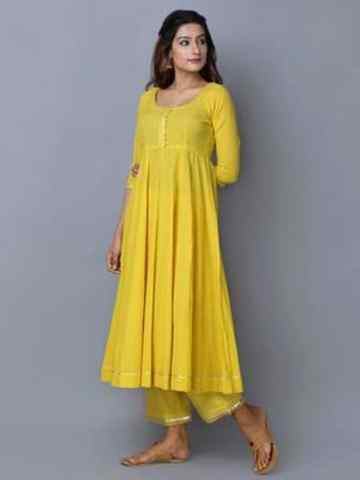 simran pareenja wearing kurti