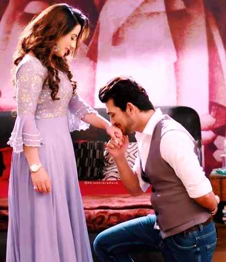 "ایک پل کی یہ بات نہیں"
"دو پل کا یہ ساتھ نہیں"
"کہنے کو زندگی جنّت سے پیاری ہے"
"پر وہ ساتھ ہی کیا"💓 
"جس میں تیرا ہاتھ نہیں"
Smart❤