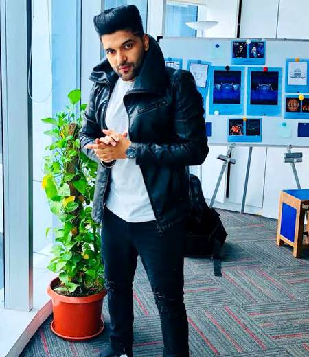 Je to gadiya vich phir diye.🚓
Hawa vich oda mera piln.🚄