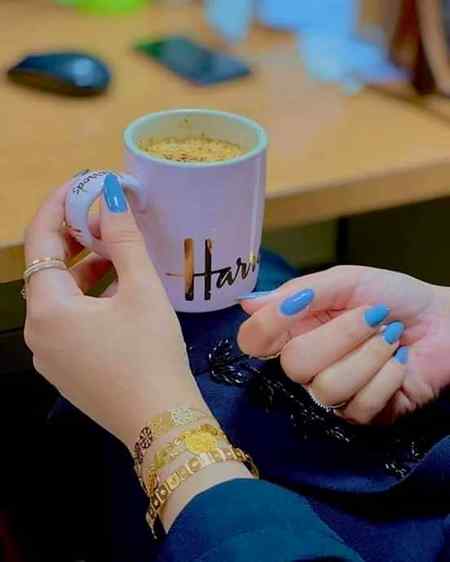 پوچھا گیا محبت یا چائے👀
میں ذرا شرارتی  تھا🙈
میں نے کہا محبت کے
ہاتھ کی چائے☕🙊
Smart💕