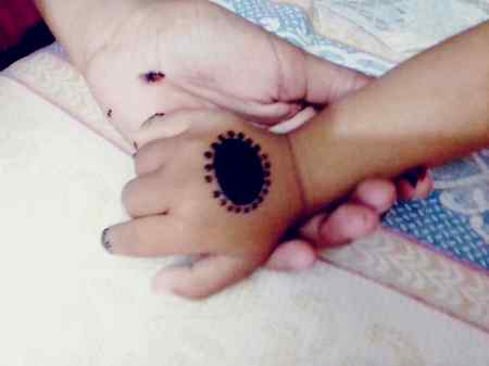 Choti siso k aj ma n mhndi lgai 😍😍😍😍 mera b hand gnda hogay so cute yar 😍😘😘