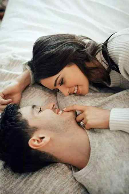 ہر شام یہ کہتے ھو کہ کل شام ملیں گے
آتی نہیں وہ شام جس شام ملیں گے
اچھا نہیں لگتا مجھے شاموں کا بدلنا
کل شام بھی کہتے تھے کہ کل شام ملیں گے.