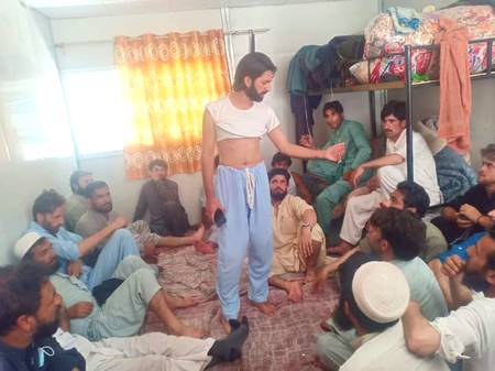 پلکوں پہ سو گی ھے اُميدوں کی روشنی
ہم ذندگی ميں کر کے چراغاں اُجڑ گے