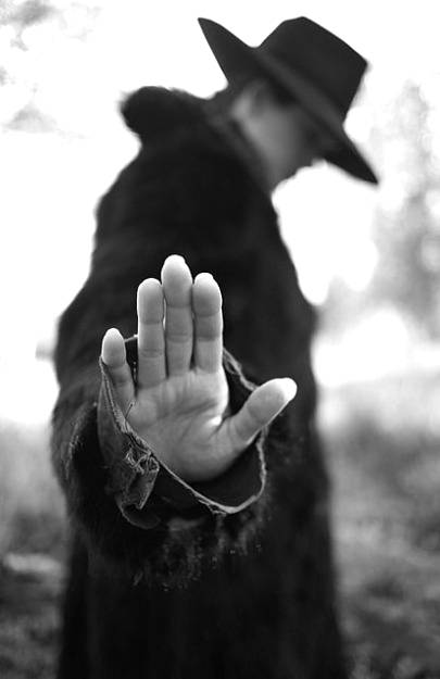 مت پوچھا کرو رات بھر جاگنے کی وضاحتیں۔
محبت میں کچھ سوالوں کے جواب نہیں ہوتے