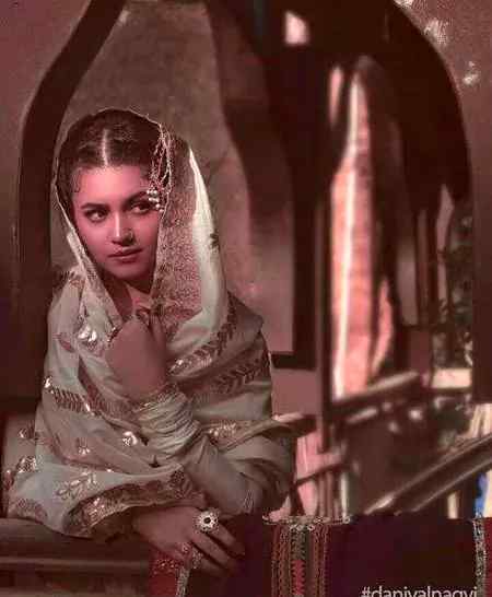 گزرتی ہے مرے قصبے سے ریل کی پٹڑی 
کوئی بچائے مجھے خود سے ڈر رہا ہوں 

وہ میری لاش پہ روئے گی بال کھولے ہوئے 
وہ جس کے سامنے قسطوں میں مر رہا ہوں