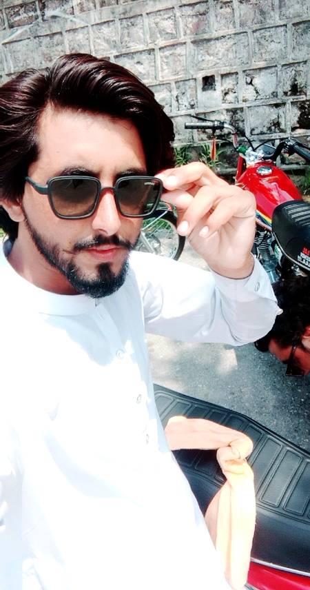 تیرے بغیر اس موسم میں وہ مزّہ کہاں .
Chaand💔
کانٹوں کی طرح چُبھتی ہیں، بارش کی بوندیں